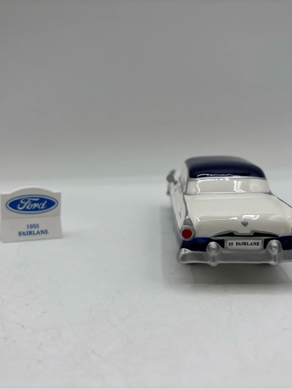Department 56 1998 Vintage Original Snow Village 1955 Ford Fairlane 56.54950 EUC